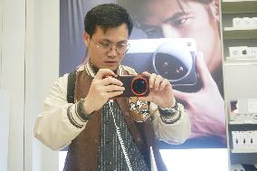 A customer experiences the newly released Xiaomi 15ultra photo at a Xiaomi store in Hangzhou, East China's Zhejiang province, Fe
