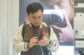 A customer experiences the newly released Xiaomi 15ultra photo at a Xiaomi store in Hangzhou, East China's Zhejiang province, Fe