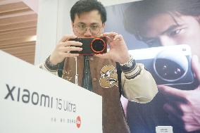 A customer experiences the newly released Xiaomi 15ultra photo at a Xiaomi store in Hangzhou, East China's Zhejiang province, Fe