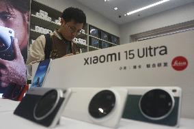 A customer experiences the newly released Xiaomi 15ultra photo at a Xiaomi store in Hangzhou, East China's Zhejiang province, Fe