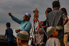 Officials Observe Moon Position to Determine Start of Ramadan in Kuala Selangor