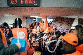 Protest by Sciences Po maintenance agents - Paris AJ