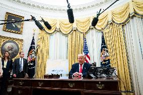 US President Donald Trump Signs Executive Order Pausing USMCA Tariffs