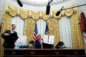 US President Donald Trump Signs Executive Order Pausing USMCA Tariffs