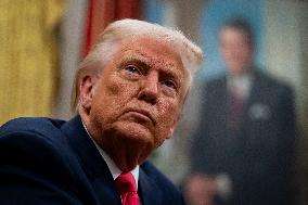 US President Donald Trump Signs Executive Order Pausing USMCA Tariffs