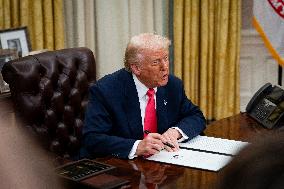 US President Donald Trump Signs Executive Order Pausing USMCA Tariffs