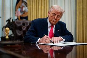 US President Donald Trump Signs Executive Order Pausing USMCA Tariffs