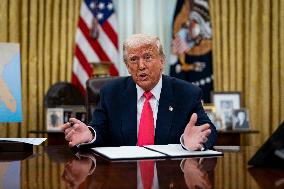 US President Donald Trump Signs Executive Order Pausing USMCA Tariffs