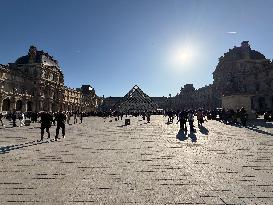 Louvre Museum And Pyramid Illustrations - Paris