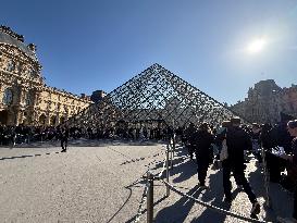 Louvre Museum And Pyramid Illustrations - Paris