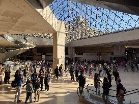 Louvre Museum And Pyramid Illustrations - Paris