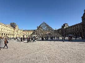 Louvre Museum And Pyramid Illustrations - Paris