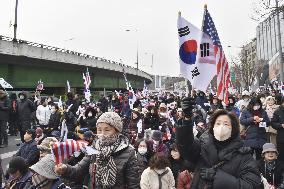 Supporters of S. Korean President Yoon