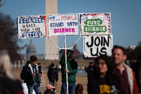 Thousands attend pro-science demonstration in Washington, DC