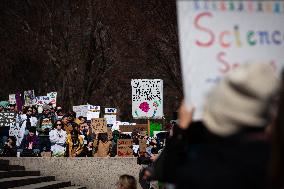 Thousands attend pro-science demonstration in Washington, DC