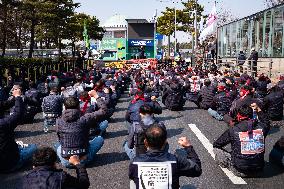 Truckers And Construction Workers Rally In Seoul For Labor Rights And Presidential Impeachment