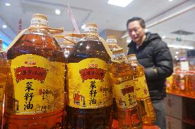 China Imposes 100% Tariff on Canadian Rapeseed Oil