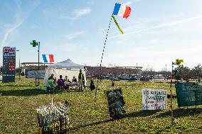 Yellow Vests Still Gather Weekly in Sens After Over Six Years