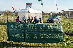 Yellow Vests Still Gather Weekly in Sens After Over Six Years