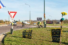 Yellow Vests Still Gather Weekly in Sens After Over Six Years