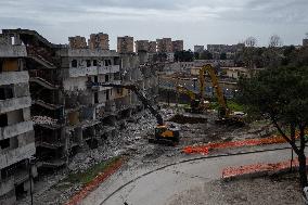 Scampia, Demolition Operations Of The Vela Gialla Have Begun