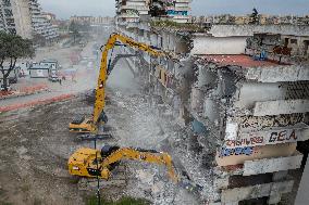 Scampia, Demolition Operations Of The Vela Gialla Have Begun