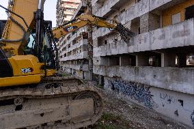 Scampia, Demolition Operations Of The Vela Gialla Have Begun