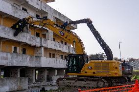 Scampia, Demolition Operations Of The Vela Gialla Have Begun