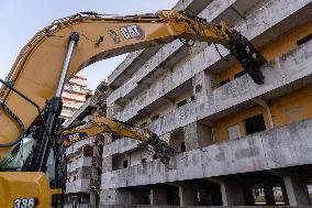 Scampia, Demolition Operations Of The Vela Gialla Have Begun