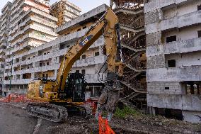 Scampia, Demolition Operations Of The Vela Gialla Have Begun