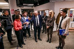 Prime Minister Celebrates 15 Years of Civic Service at Night Call Center