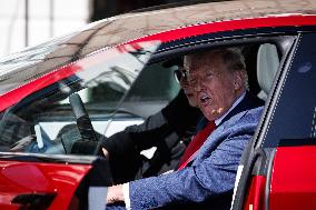 DC: President Trump views Tesla vehicles in Front of The White House