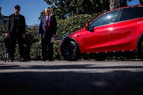 DC: President Trump views Tesla vehicles in Front of The White House