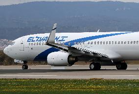 The First El Al Boeing 737 With The New Livery In Barcelona