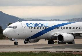 The First El Al Boeing 737 With The New Livery In Barcelona