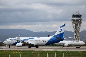 The First El Al Boeing 737 With The New Livery In Barcelona