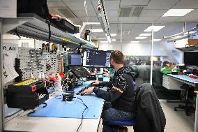 Eric Lombard visits Windcraft company in Paris FA