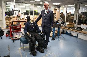 Eric Lombard visits Windcraft company in Paris FA