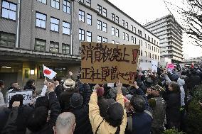 Protesters demand tax cuts in Japan