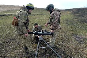 Training of machine gunners of 57th Separate Motorized Brigade in Kharkiv