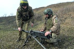 Training of machine gunners of 57th Separate Motorized Brigade in Kharkiv