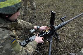 Training of machine gunners of 57th Separate Motorized Brigade in Kharkiv