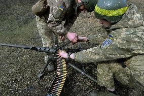 Training of machine gunners of 57th Separate Motorized Brigade in Kharkiv