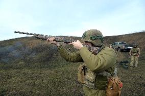 Training of machine gunners of 57th Separate Motorized Brigade in Kharkiv