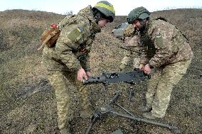 Training of machine gunners of 57th Separate Motorized Brigade in Kharkiv