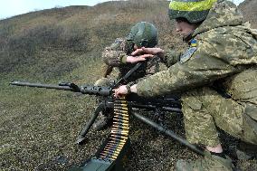 Training of machine gunners of 57th Separate Motorized Brigade in Kharkiv