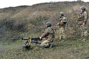 Training of machine gunners of 57th Separate Motorized Brigade in Kharkiv