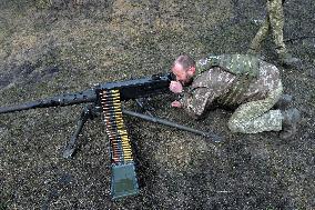 Training of machine gunners of 57th Separate Motorized Brigade in Kharkiv