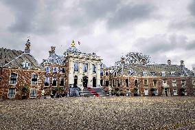 Royals Receive The King's Commissioners - The Hague
