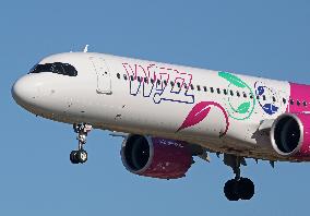 Diverse aircraft landing in Barcelona